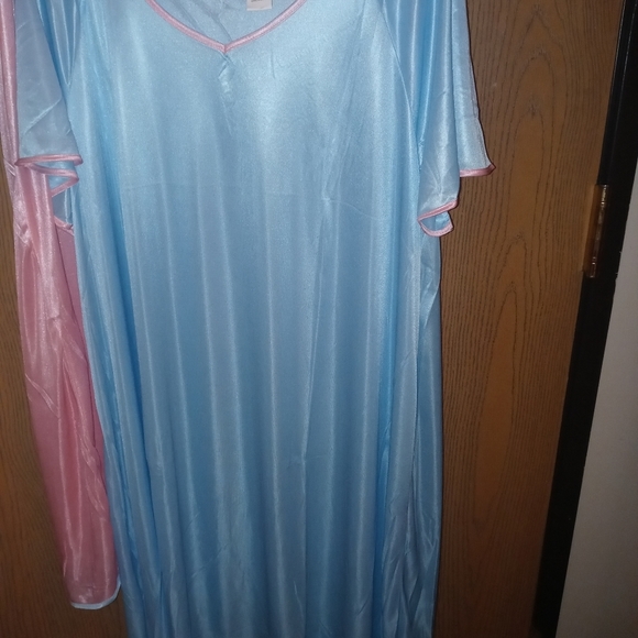 COPY - Copy - 𝅺Cw classics 2pk nightgowns 1 blue 1 pink 1x 100% polyester - Picture 2 of 4